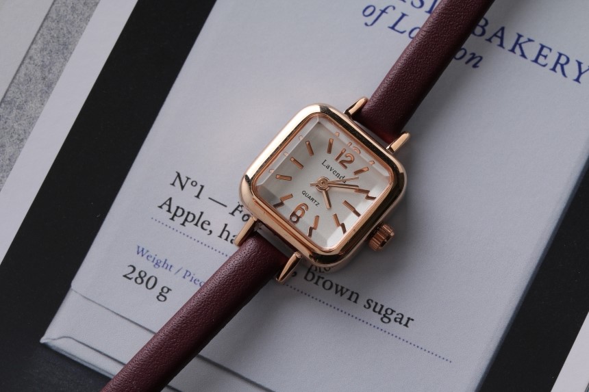 <b><p>thin leaer clock ma wrist square fason 30</p></b><b><p>薄い レザー 時計 女性の手首 正方形 ファッション 30貸し出し フレンドの贈り物</p></b><br /><br /><p align='center'>