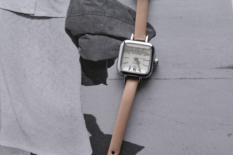 <b><p>thin leaer clock ma wrist square fason 30</p></b><b><p>薄い レザー 時計 女性の手首 正方形 ファッション 30貸し出し フレンドの贈り物</p></b><br /><br /><p align='center'>