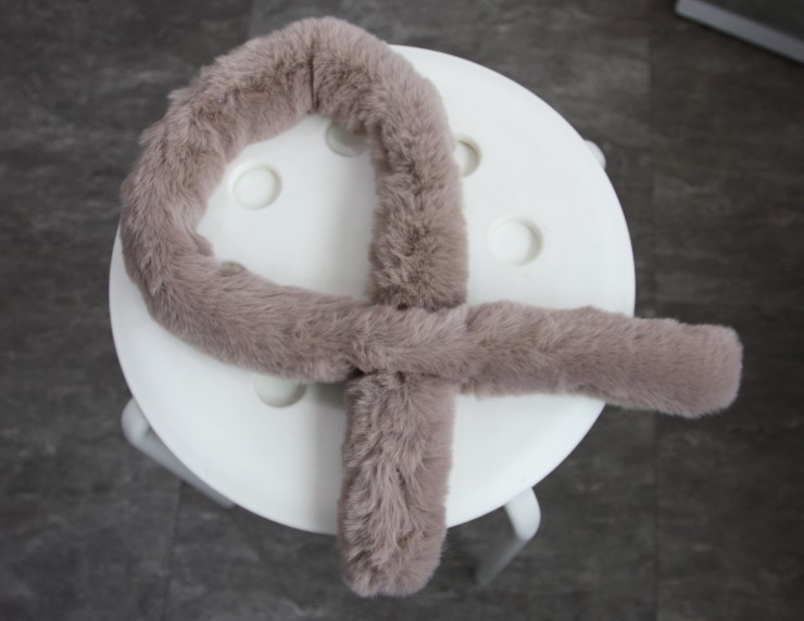 Mini fake shawl petit muffler