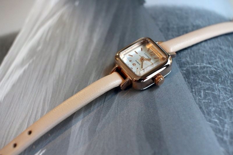 <b><p>small square leather fee wrist clock 3cor</p></b><b><p>小さな 正方形 レザー 女性 手首 時計 3色 ファッション 薄い</p></b><br /><br /><p align='center'>
