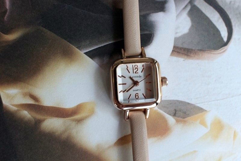 <b><p>small square leather fee wrist clock 3cor</p></b><b><p>小さな 正方形 レザー 女性 手首 時計 3色 ファッション 薄い</p></b><br /><br /><p align='center'>