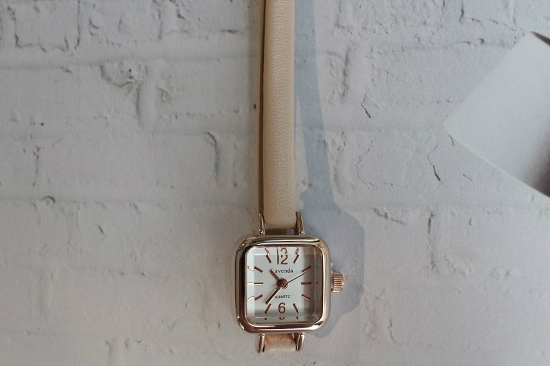 <b><p>small square leather fee wrist clock 3cor</p></b><b><p>小さな 正方形 レザー 女性 手首 時計 3色 ファッション 薄い</p></b><br /><br /><p align='center'>