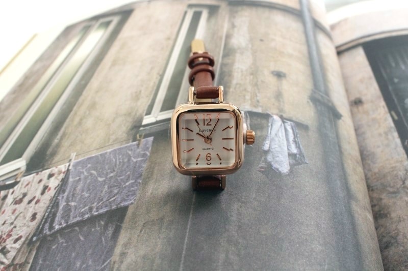 <b><p>small square leather fee wrist clock 3cor</p></b><b><p>小さな 正方形 レザー 女性 手首 時計 3色 ファッション 薄い</p></b><br /><br /><p align='center'>