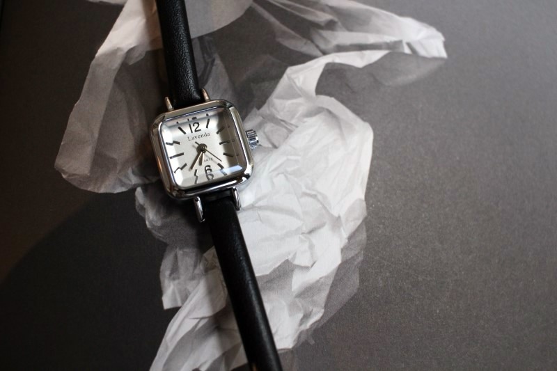 <b><p>small square leather fee wrist clock 3cor</p></b><b><p>小さな 正方形 レザー 女性 手首 時計 3色 ファッション 薄い</p></b><br /><br /><p align='center'>