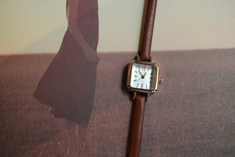 <b><p>small square leather fee wrist clock 3cor</p></b><b><p>小さな 正方形 レザー 女性 手首 時計 3色 ファッション 薄い</p></b><br /><br /><p align='center'>