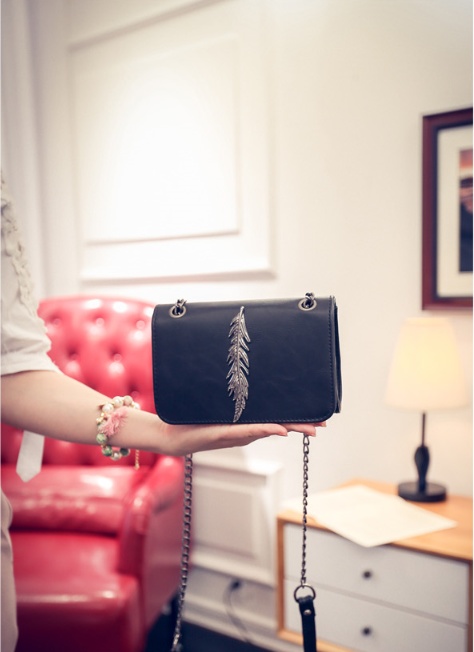 New Wonder Black Feather Point Chain Mini Cross Ba