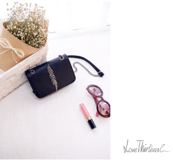 New Wonder Black Feather Point Chain Mini Cross Ba