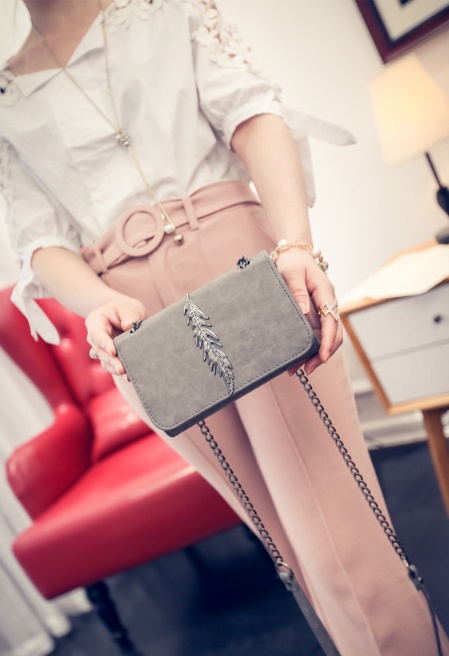 New Wonder Black Feather Point Chain Mini Cross Ba