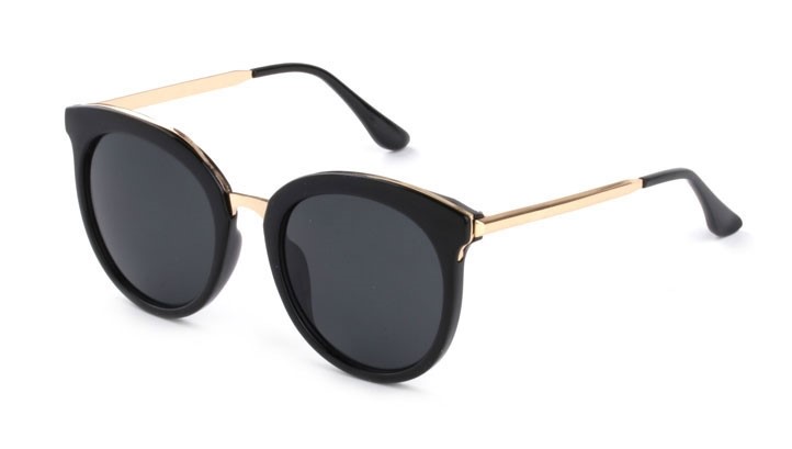 Over-sized sunglasses Women in their 20s Women Rec