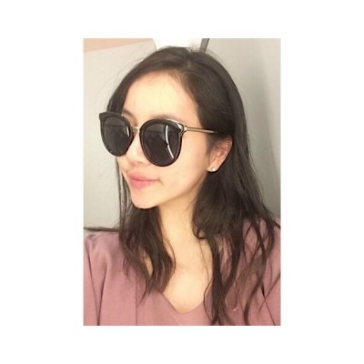 Over-sized sunglasses Women in their 20s Women Rec