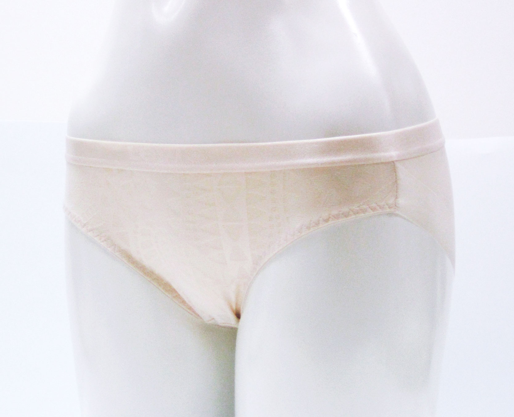 ◀ Jacquard Ivory 230 ▶ Sensual Bold Fashion Heaven