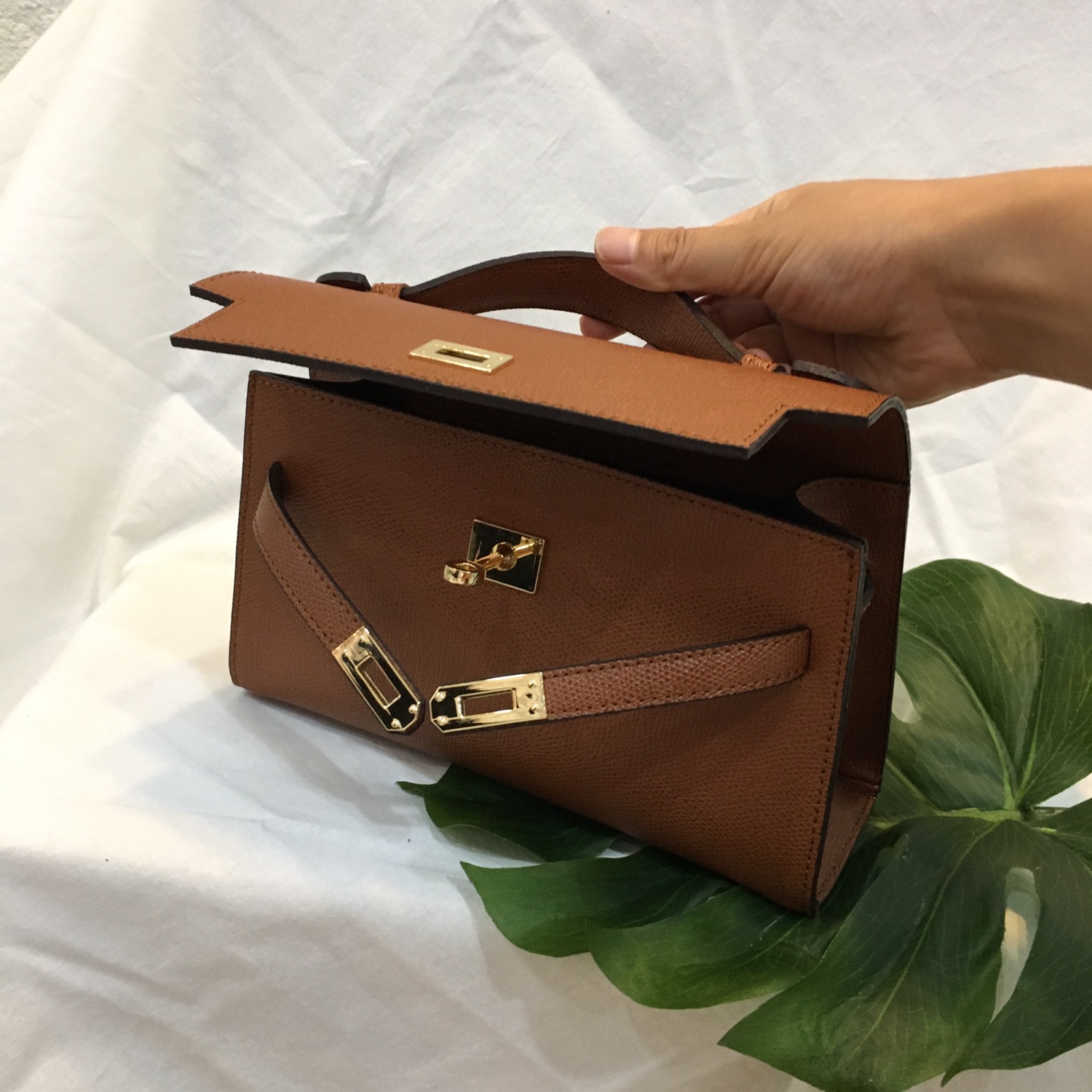 New Erumini Tote Cross Kelly Four seasons Chun Cho