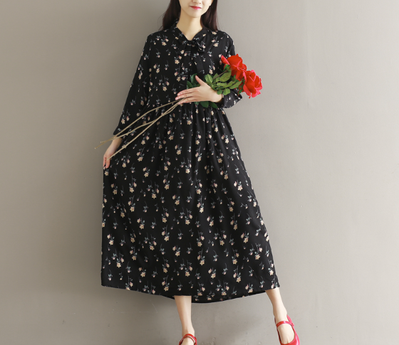 New Women Dress With a goblet of flowers and a nec