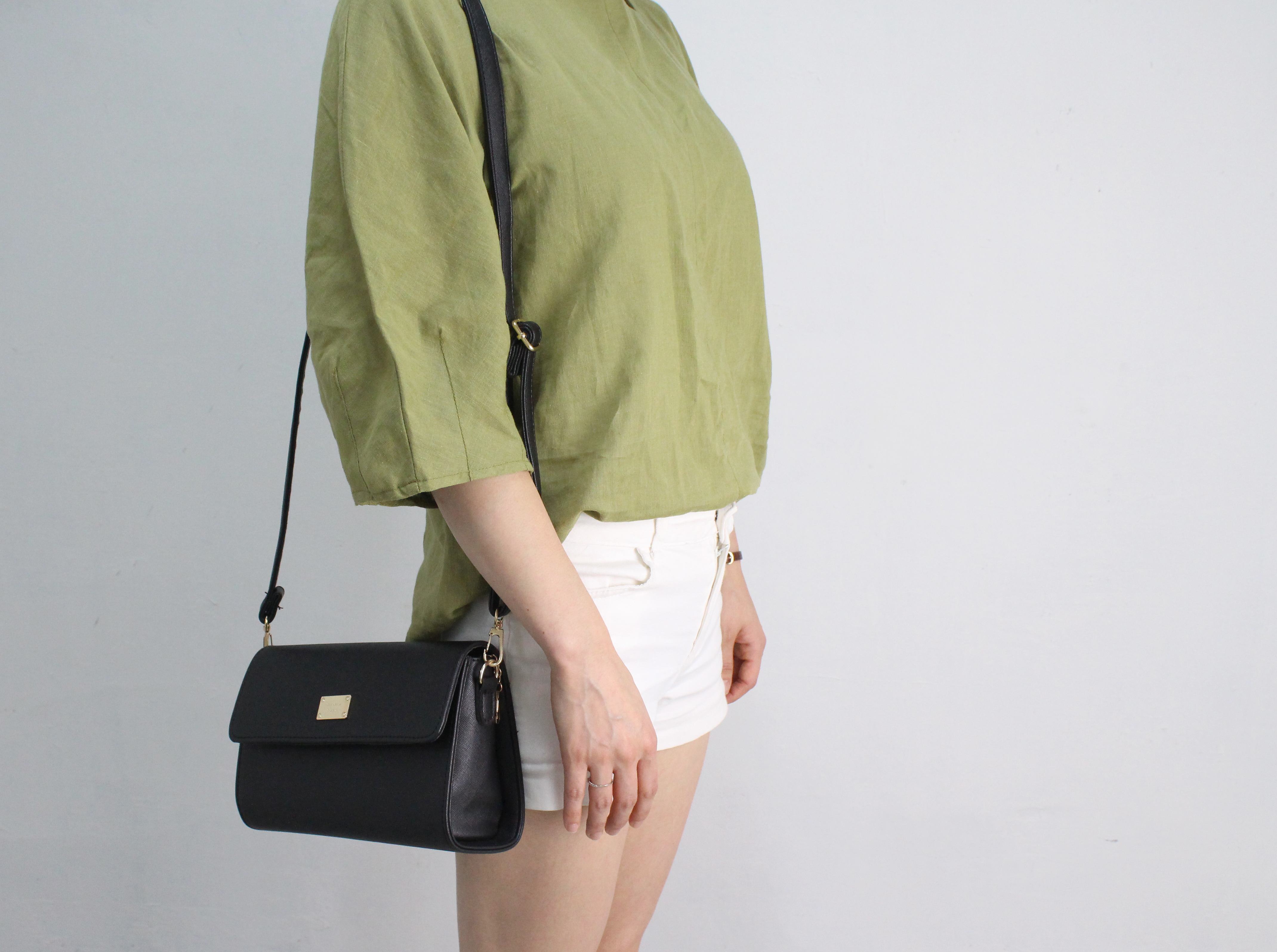 New Mini Cross Back Sophia Women in their 20s I wa