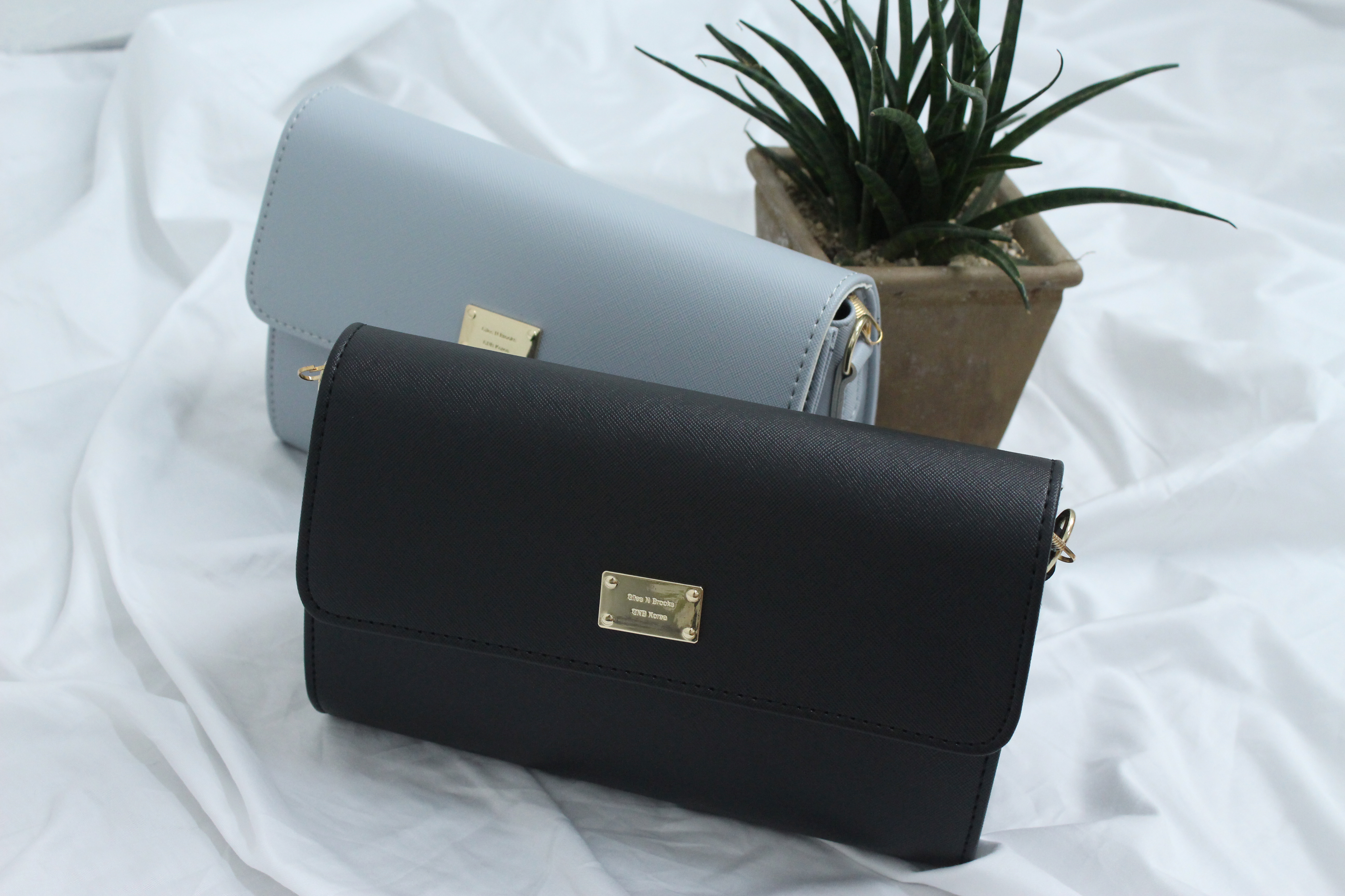 New Mini Cross Back Sophia Women in their 20s I wa