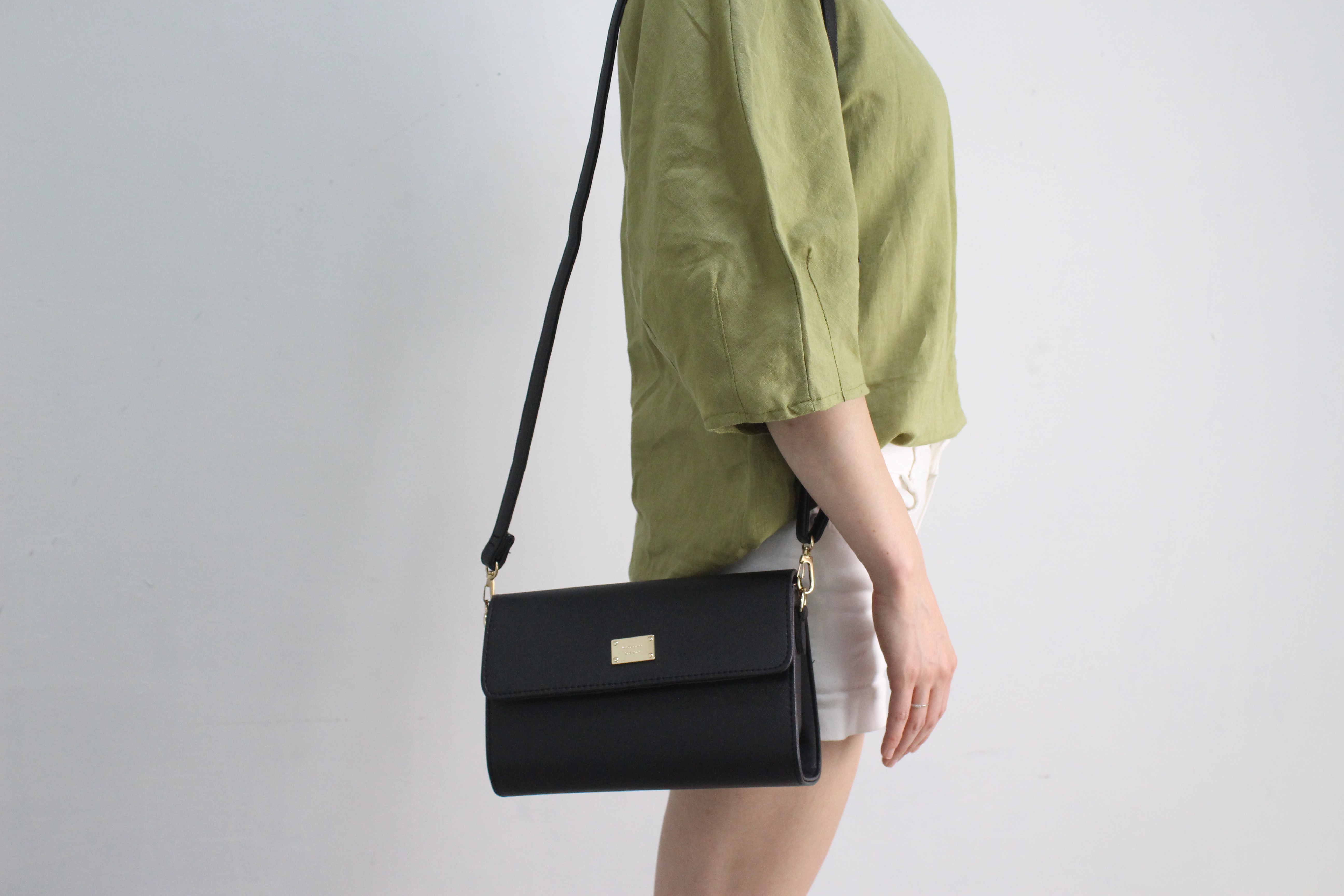 New Mini Cross Back Sophia Women in their 20s I wa