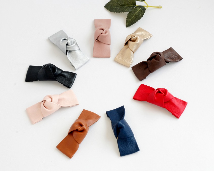 SIMPLE easy to coordinate with pin-fingered leathe