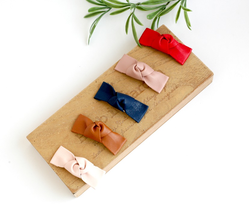 SIMPLE easy to coordinate with pin-fingered leathe