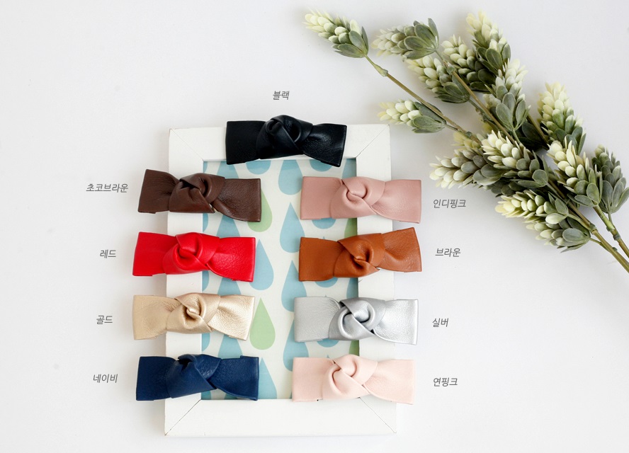 SIMPLE easy to coordinate with pin-fingered leathe