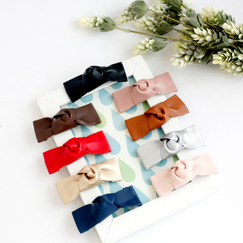 SIMPLE easy to coordinate with pin-fingered leathe