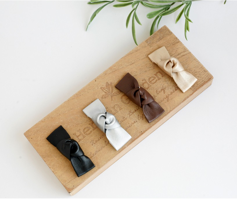 SIMPLE easy to coordinate with pin-fingered leathe