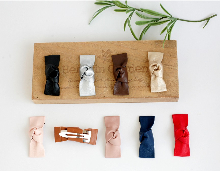 SIMPLE easy to coordinate with pin-fingered leathe