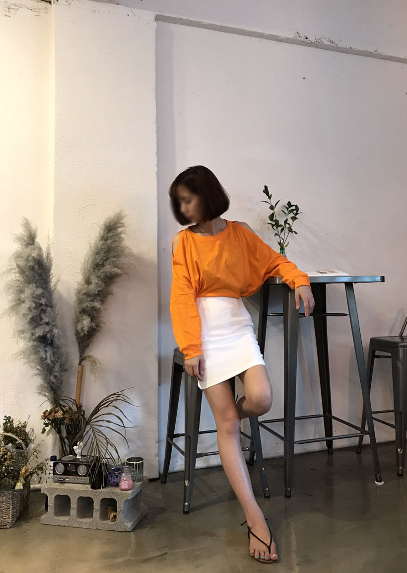 Shoulder-to-shoulder T-shirt black, orange, khaki 