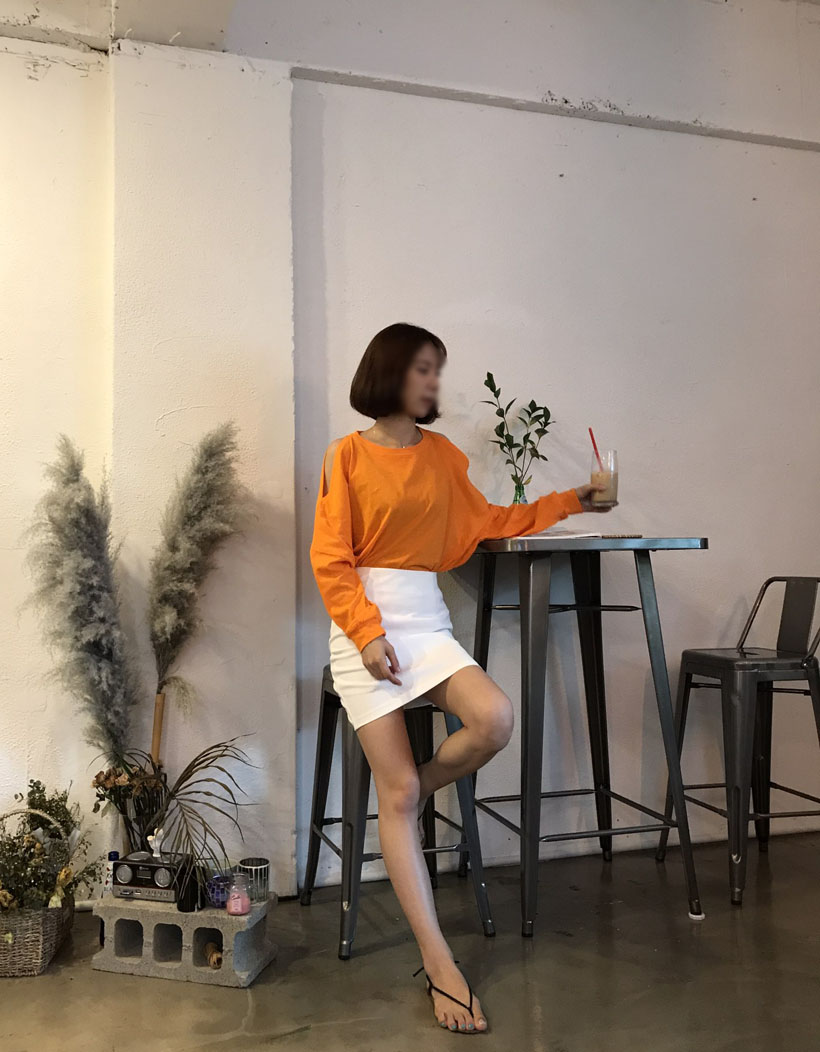 Shoulder-to-shoulder T-shirt black, orange, khaki 