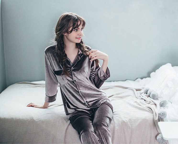 New imported velvet Couple sleeping pajamas availa