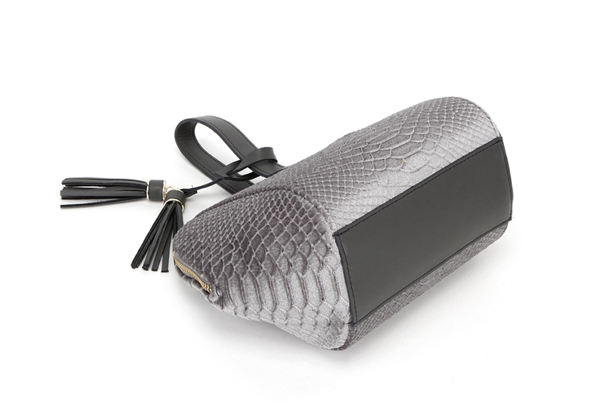 New mini tassel cross crocodile back kerchief leat