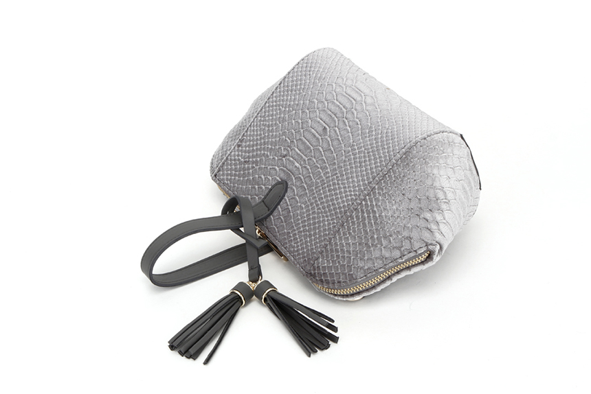 New mini tassel cross crocodile back kerchief leat