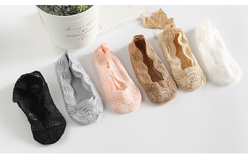 21 slippery quilted cotton slippers in living room