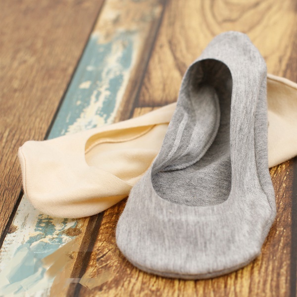 21 slippery quilted cotton slippers in living room