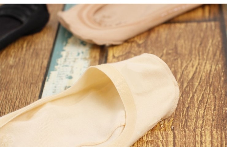 21 slippery quilted cotton slippers in living room