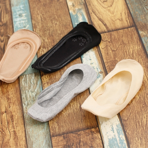 21 slippery quilted cotton slippers in living room