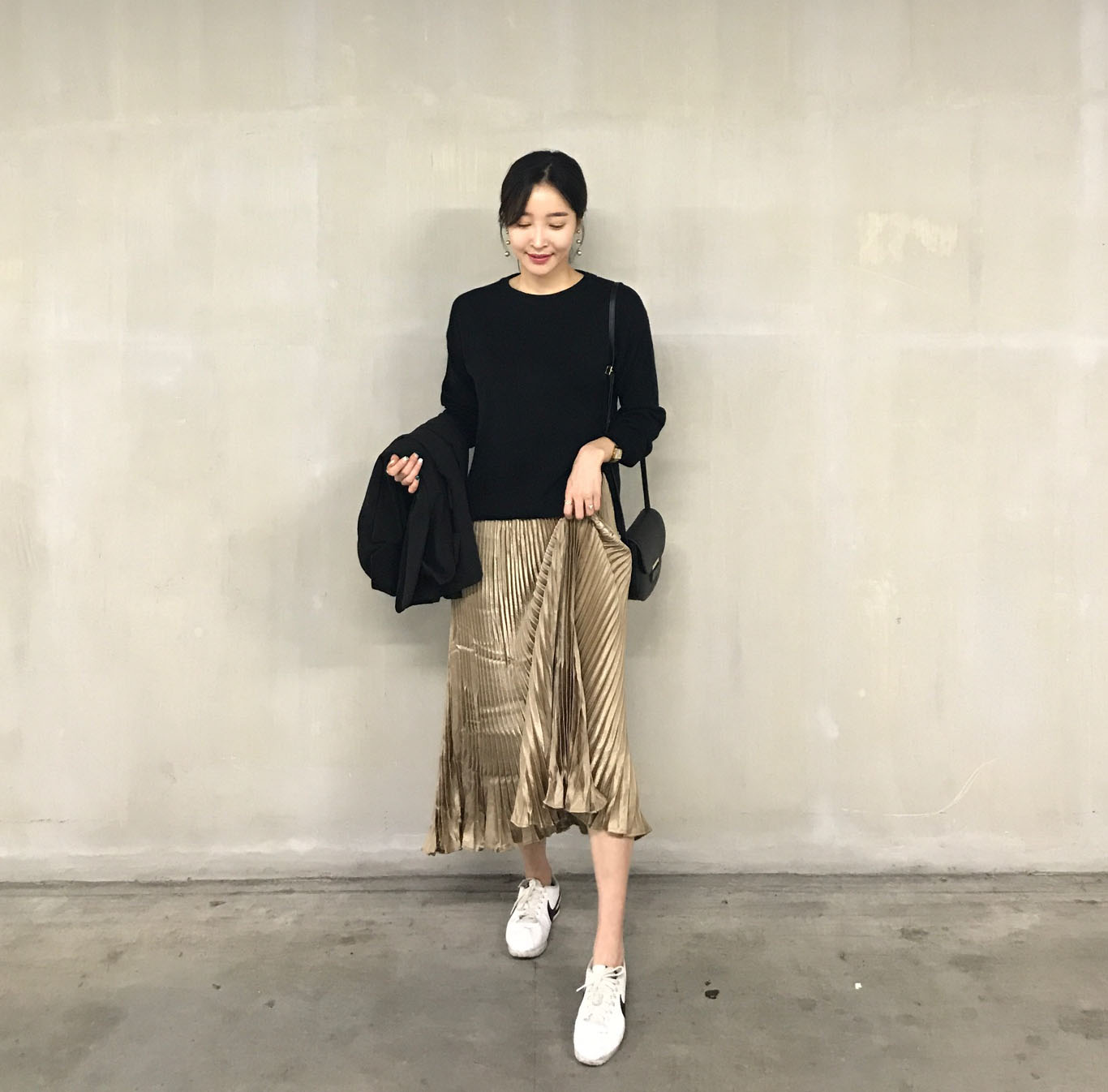 Daily coordination items Gold pleated skirt Elegan
