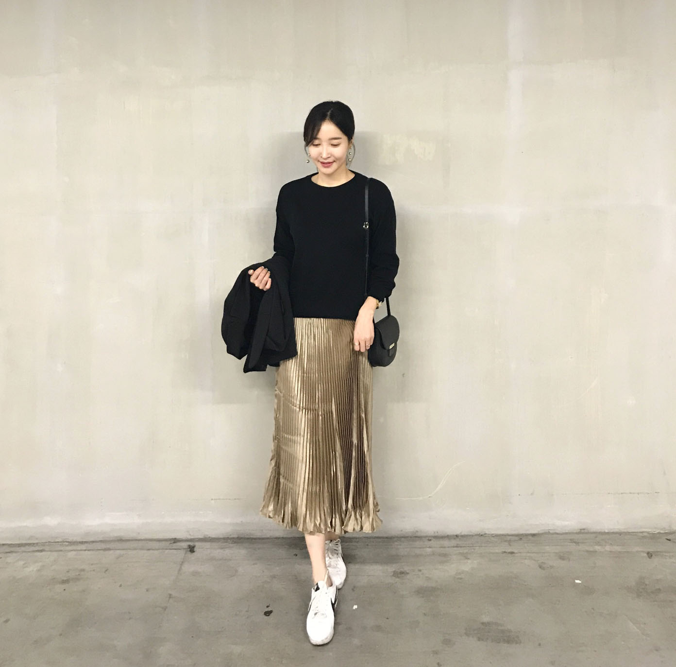 Daily coordination items Gold pleated skirt Elegan