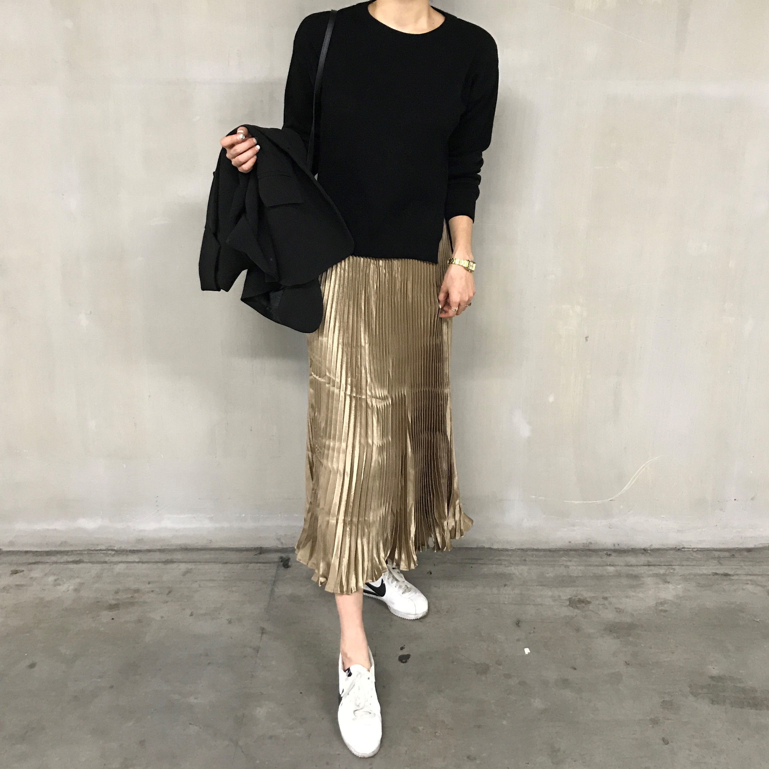 Daily coordination items Gold pleated skirt Elegan