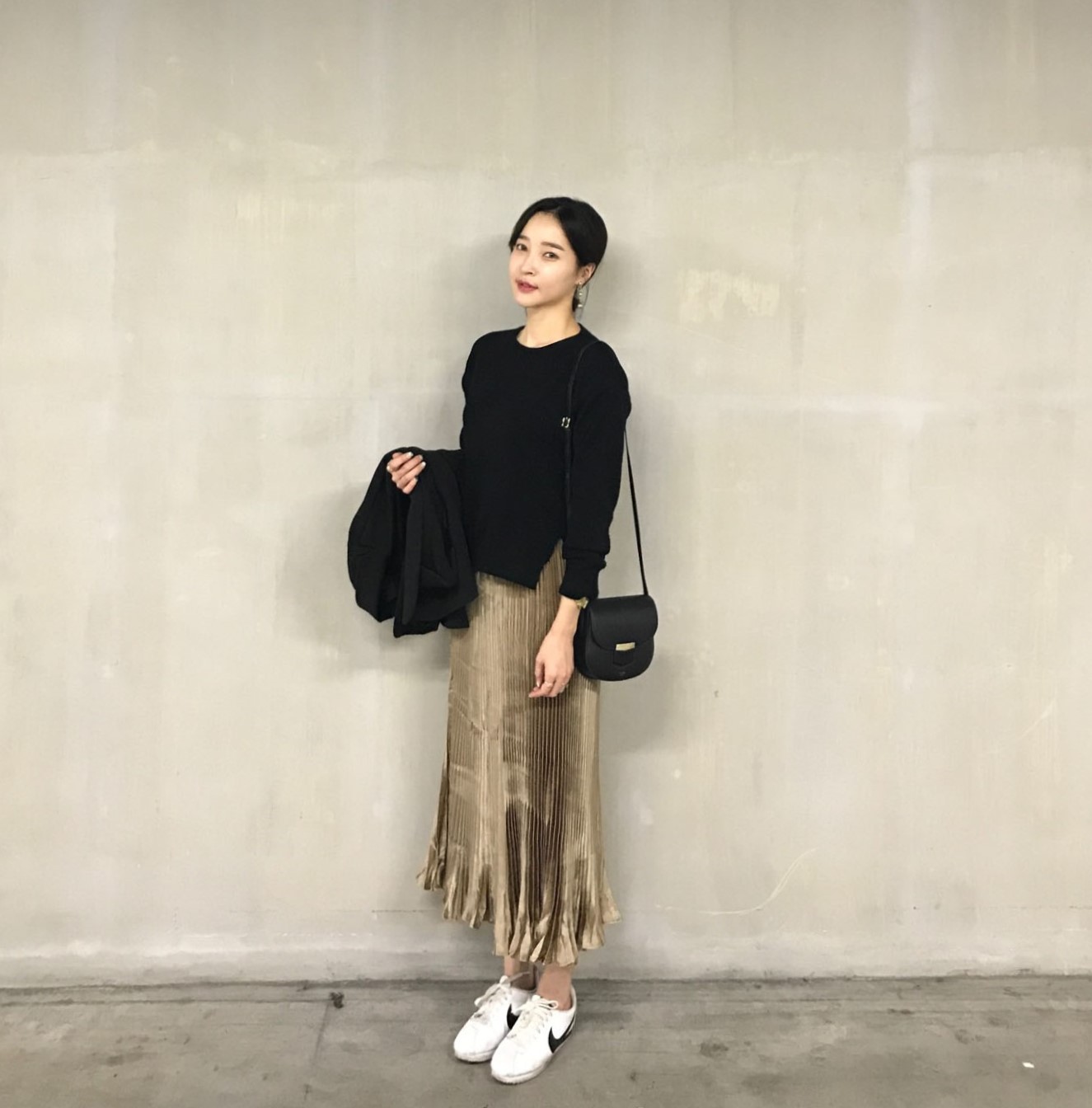 Daily coordination items Gold pleated skirt Elegan