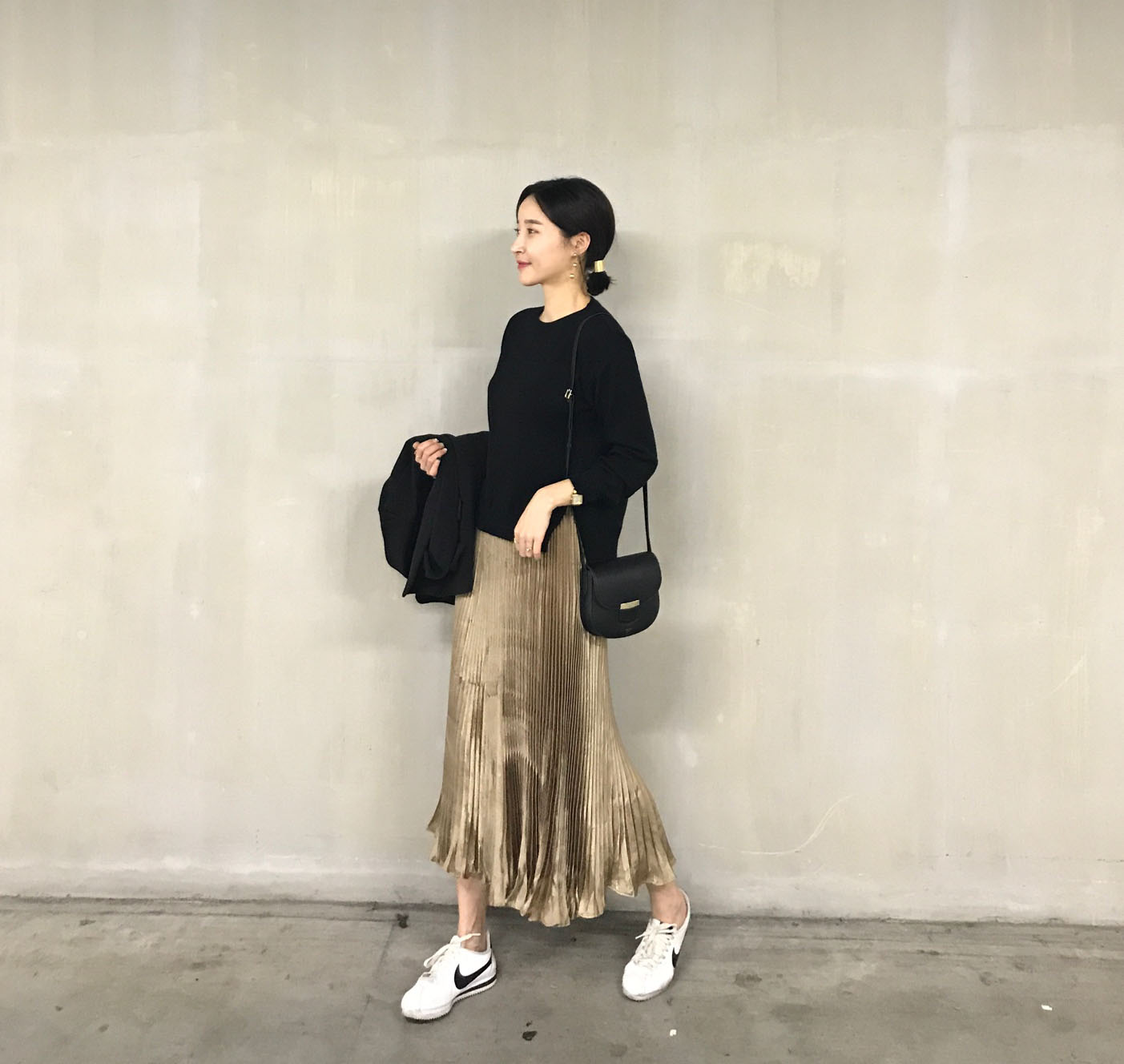 Daily coordination items Gold pleated skirt Elegan