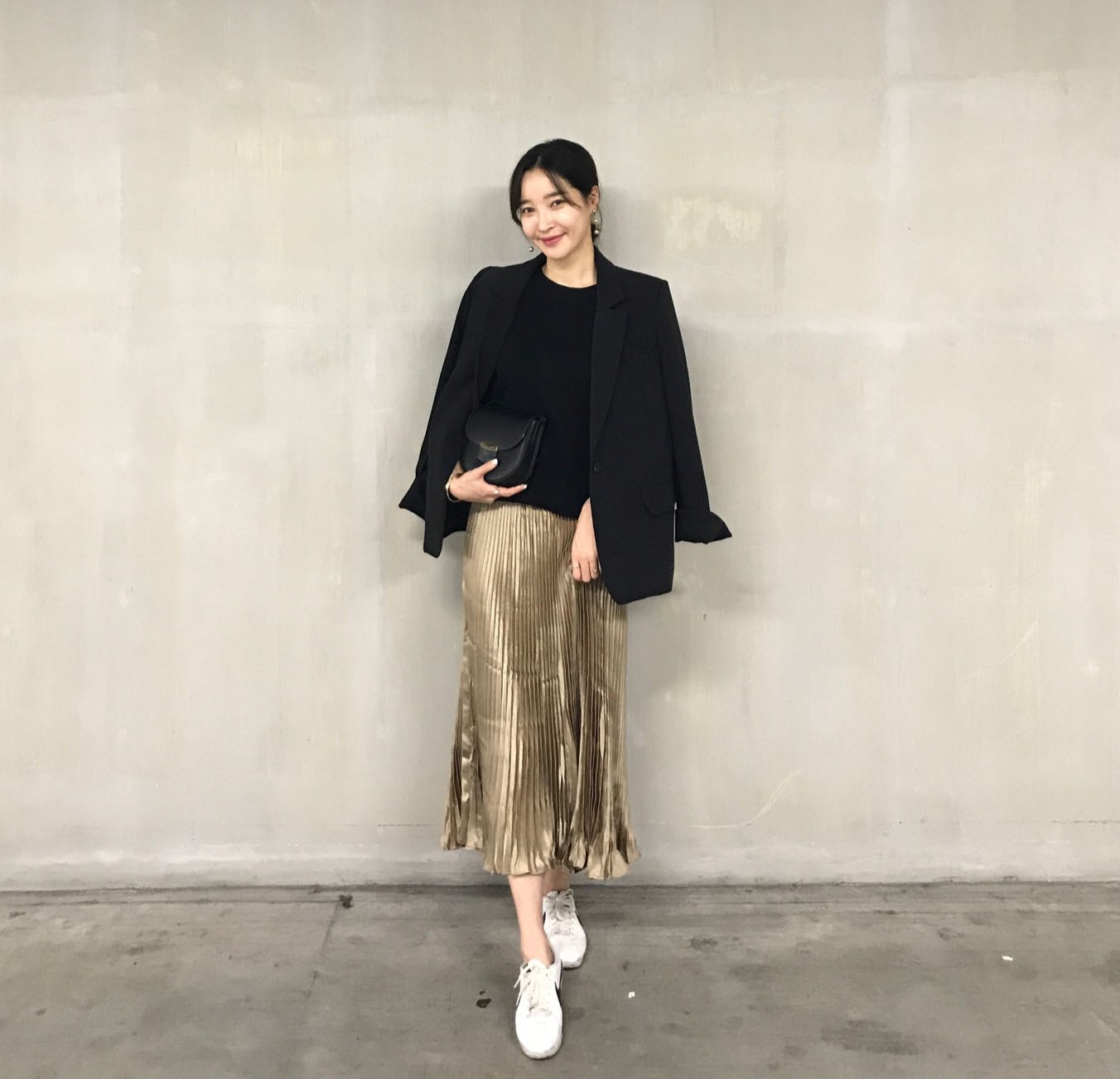 Daily coordination items Gold pleated skirt Elegan