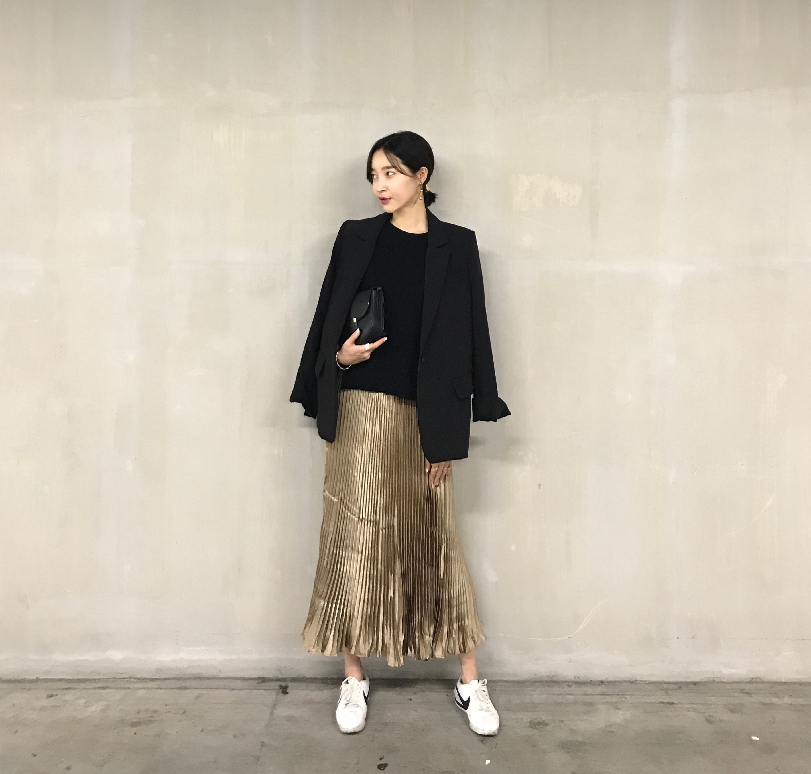 Daily coordination items Gold pleated skirt Elegan