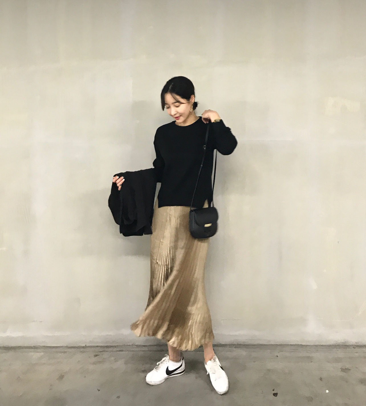 Daily coordination items Gold pleated skirt Elegan