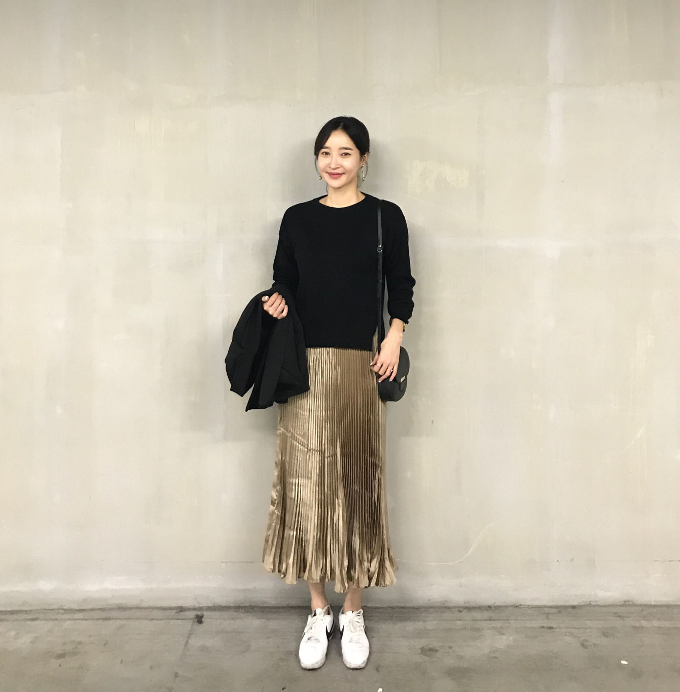 Daily coordination items Gold pleated skirt Elegan