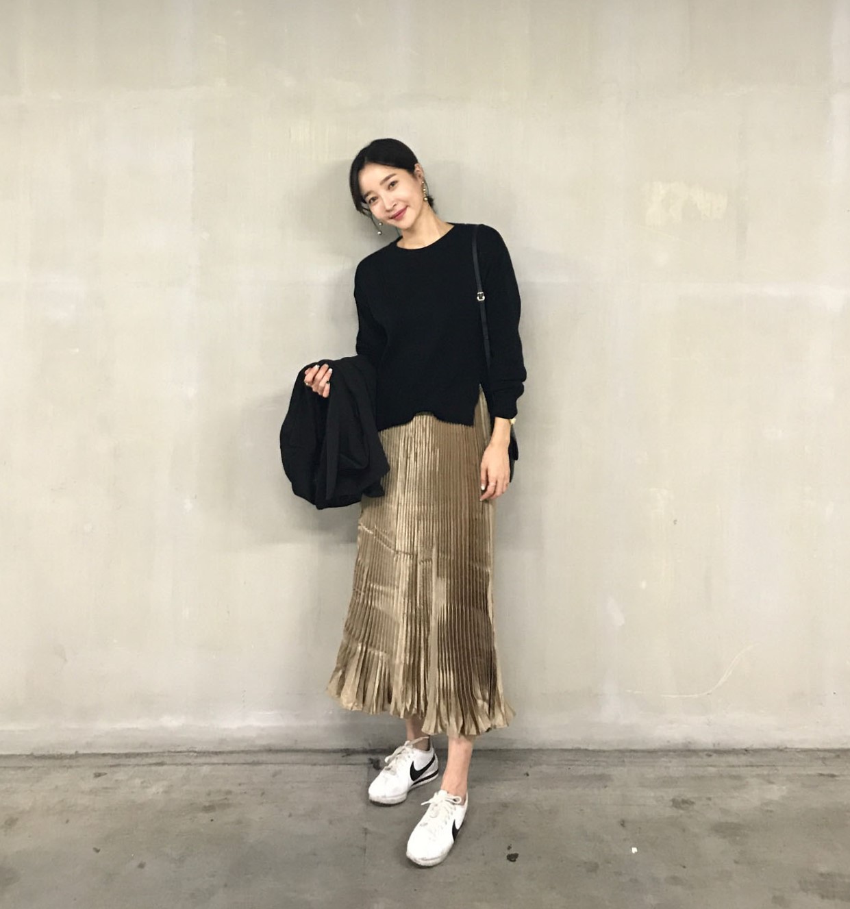 Daily coordination items Gold pleated skirt Elegan