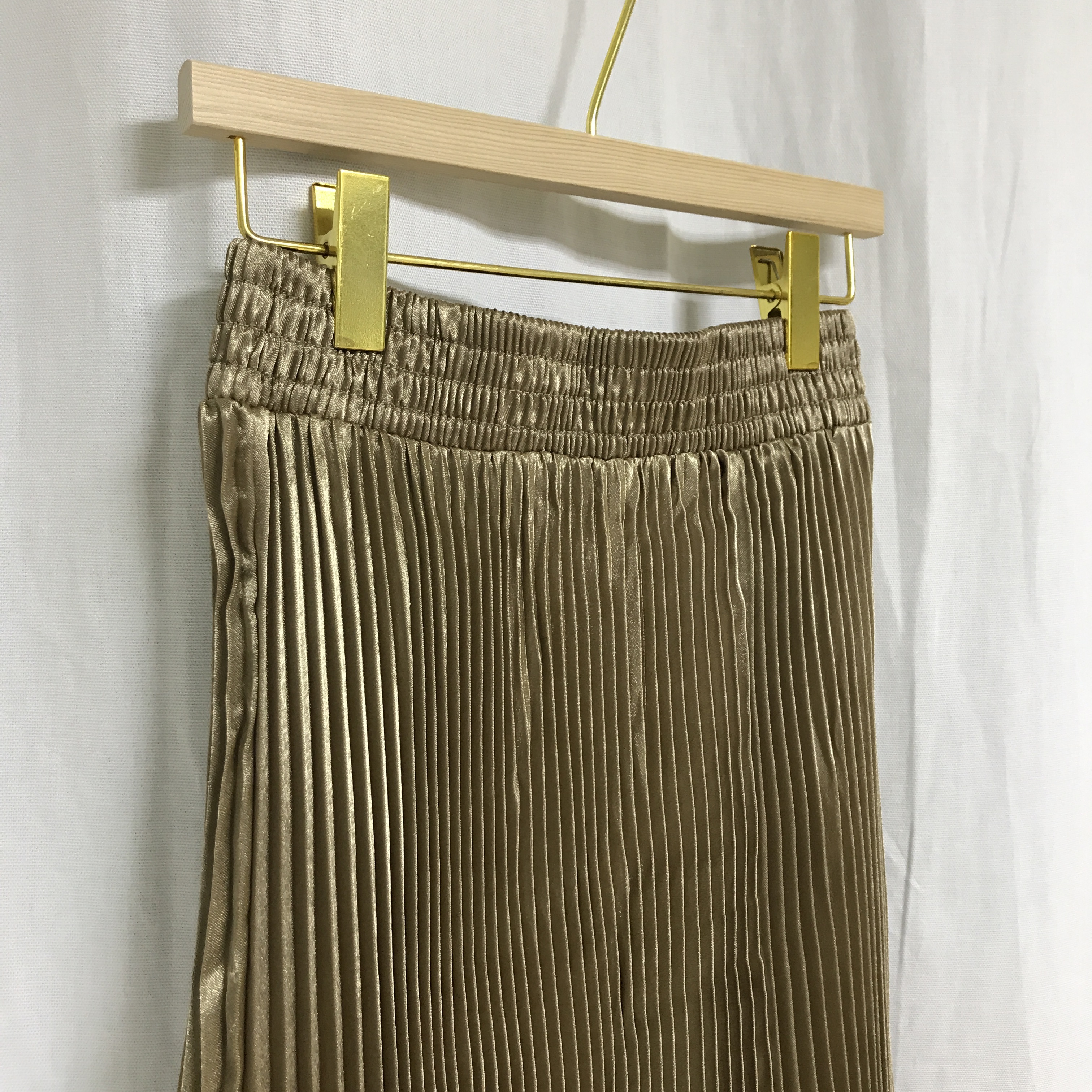 Daily coordination items Gold pleated skirt Elegan