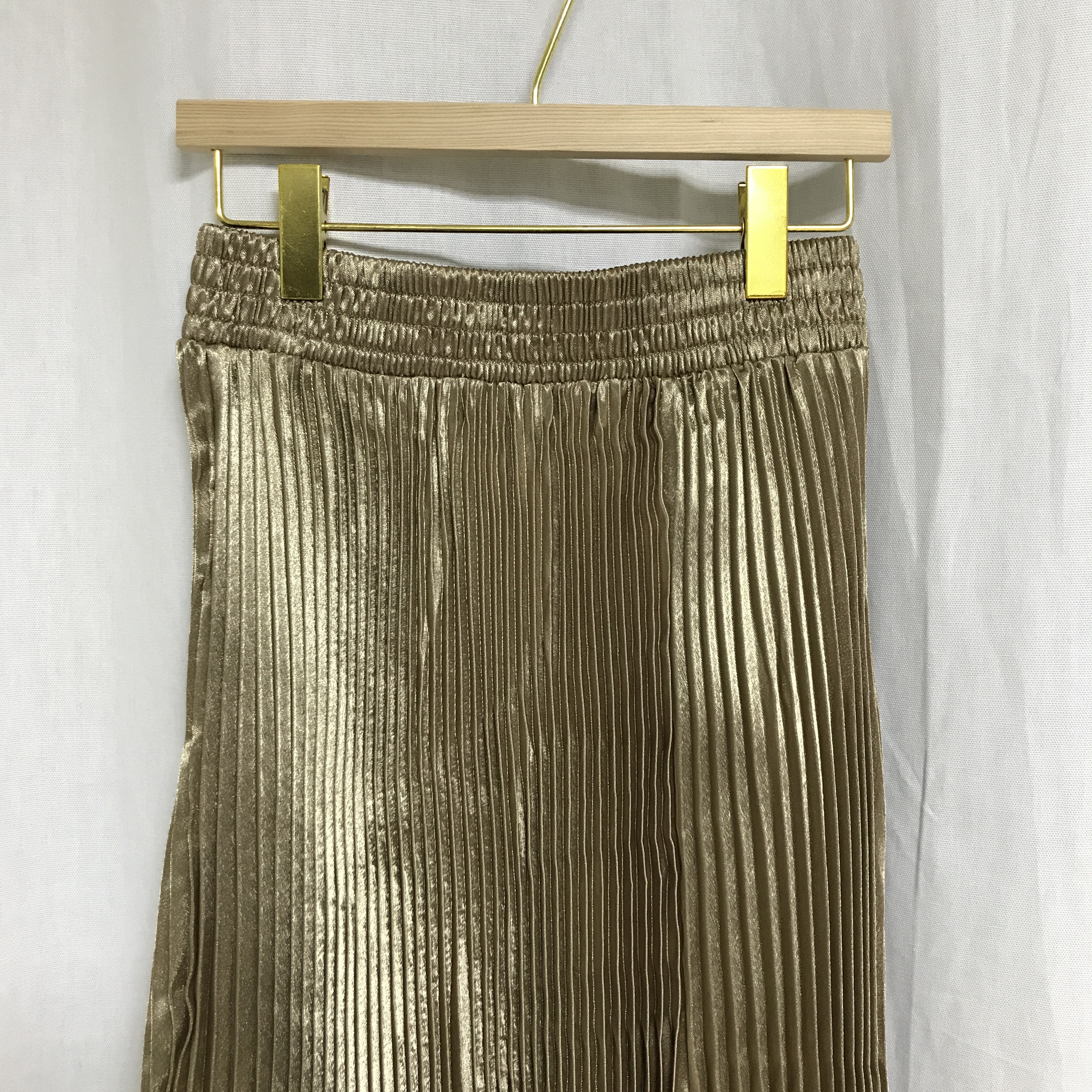 Daily coordination items Gold pleated skirt Elegan