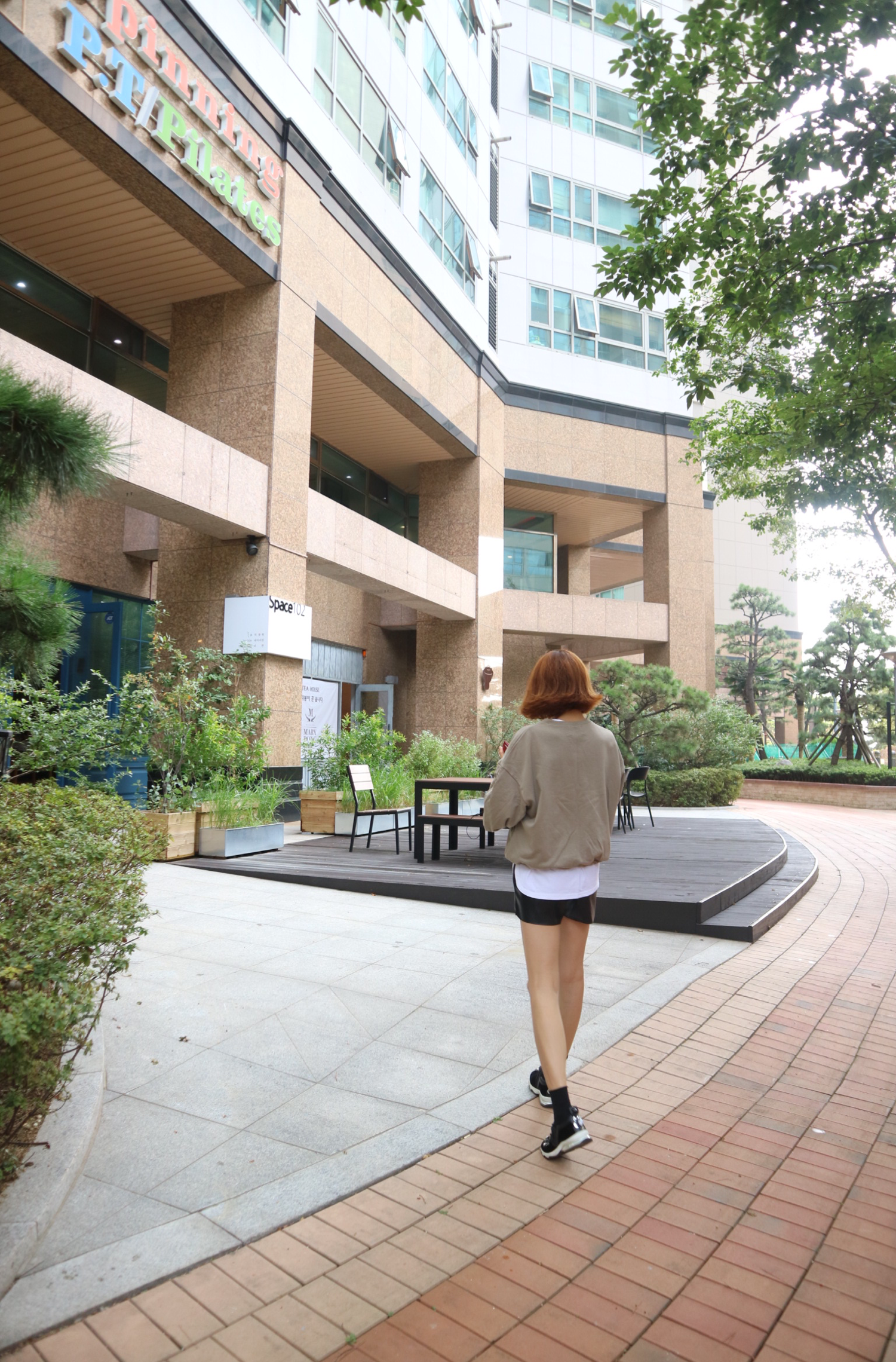 Women Short Pants Bending Leather Short Pants