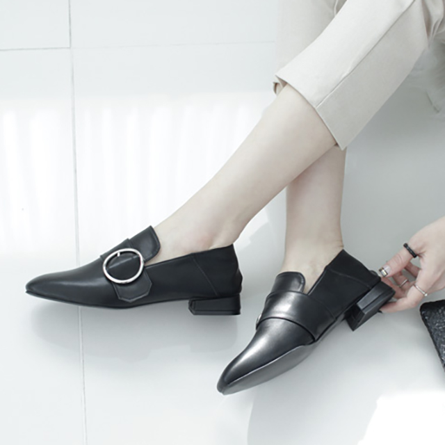 New chic leather enamel buckle loafers Easy coordi