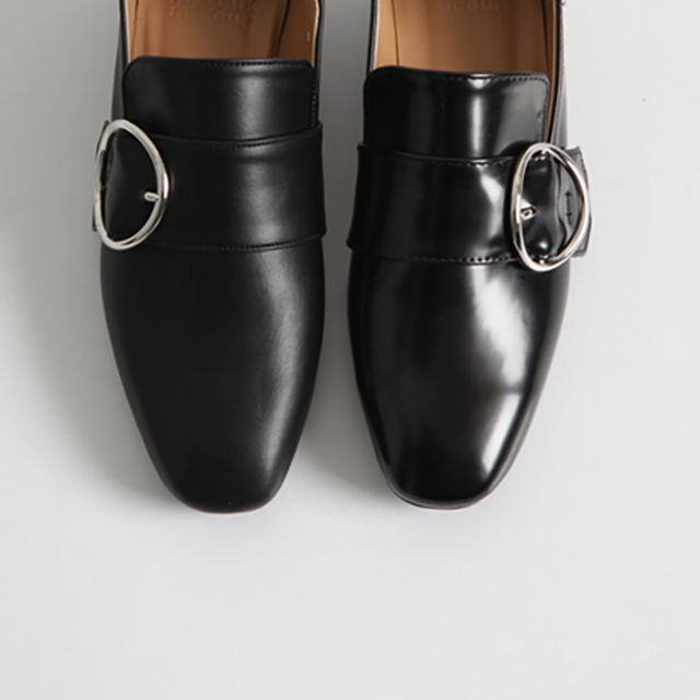New chic leather enamel buckle loafers Easy coordi